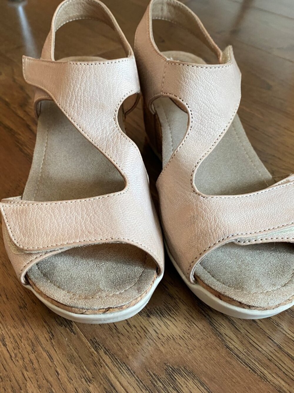 Sandale sport chic en cuir beige pale